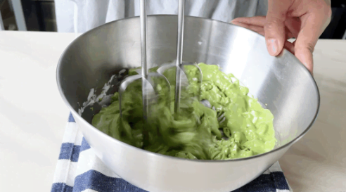 不用烤箱的夏日甜品王，兩種口味的奶酪小方，糯嘰嘰，冰涼香濃